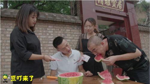 街上美女吃瓜搞笑,笑料百出引路人侧目