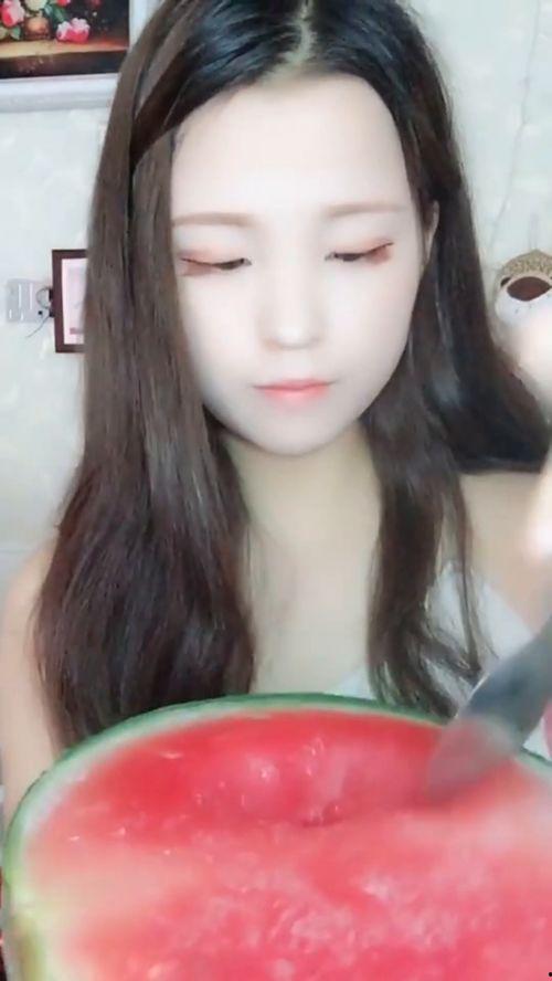 欧美小姐姐吃瓜,揭秘娱乐圈那些不为人知的瓜料